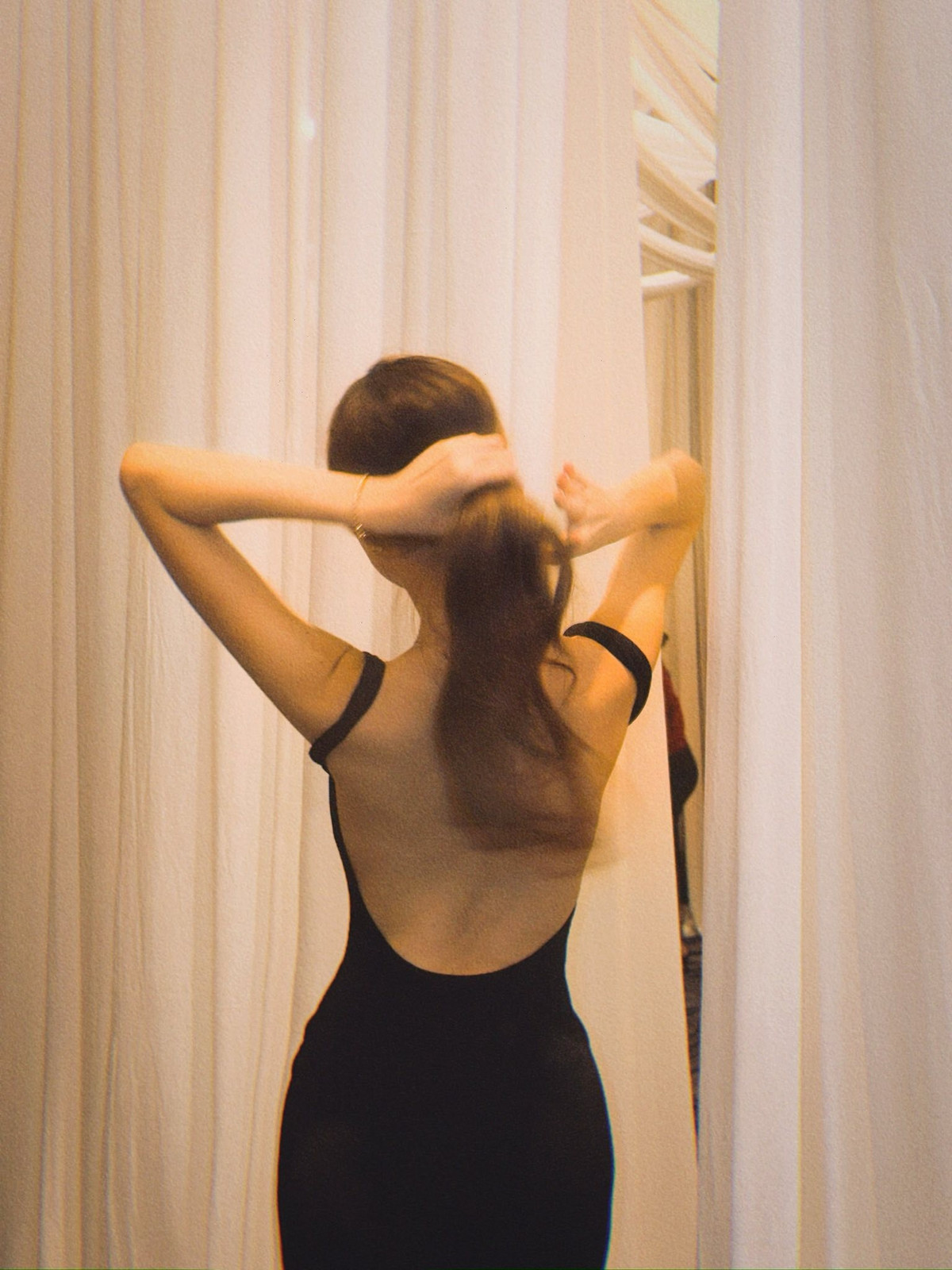 Điểm nhấn đặc biệt của trang phục mà Bảo Ngọc diện nằm ở phần lưng hở trọn, để lộ tấm lưng ong mềm mại, rãnh lưng gợi cảm khiến bao ánh nhìn không thể rời.