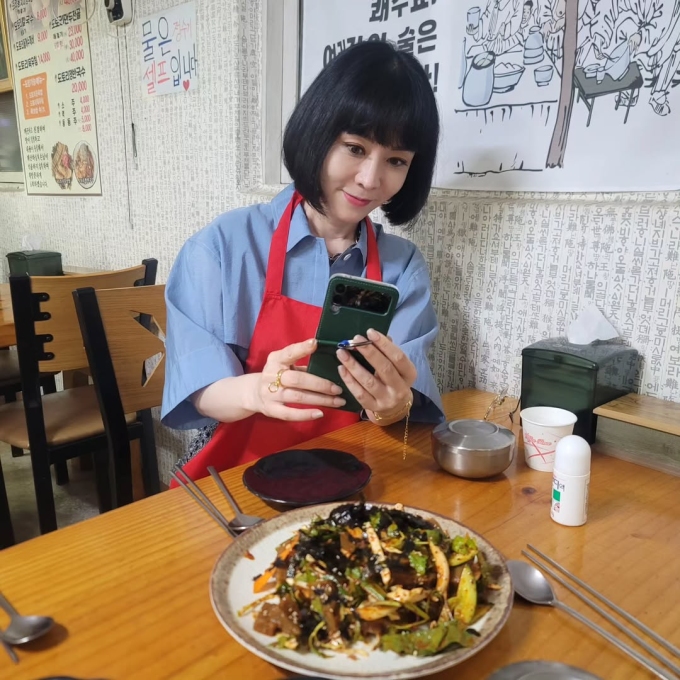 Nữ diễn viên duy trì vóc dáng thon thả và thần thái trẻ trung ở tuổi 54. Ảnh: Instagram kim_jungnan