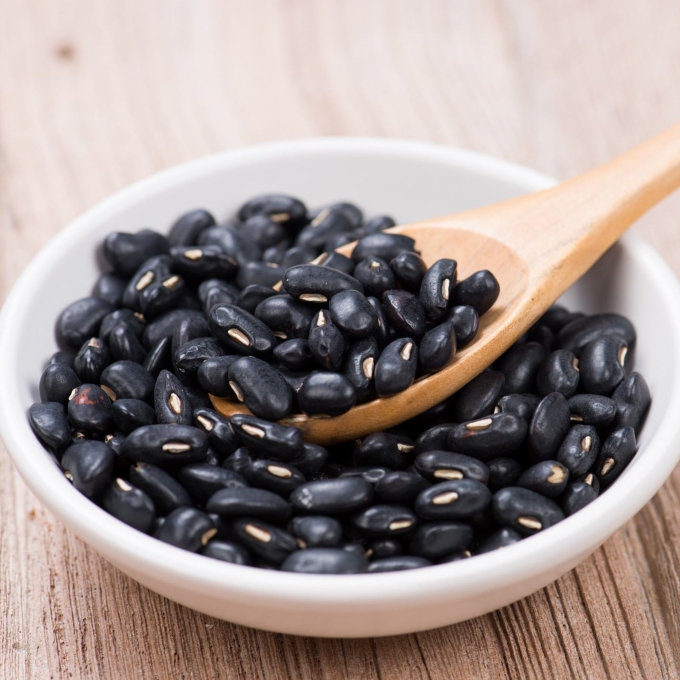 Trong Đông y, đậu đen được xem là một vị thuốc quý có tác dụng bổ thận, dưỡng huyết, làm đen và kích thích mọc tóc.