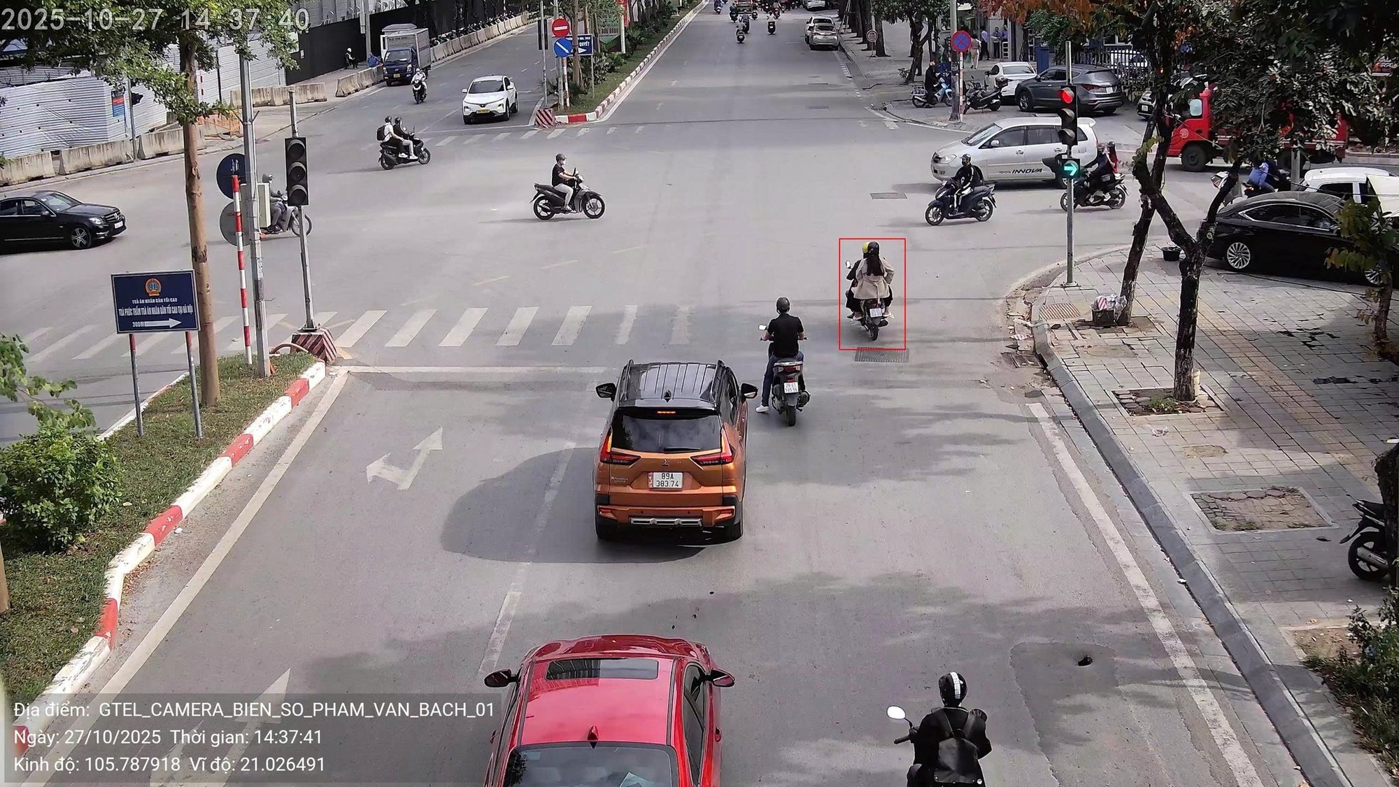 Trường hợp người đi xe máy vi phạm bị camera AI phát hiện tại nút giao Phạm Văn Bạch - Hoàng Quán Chi (Cầu Giấy). Ảnh: Cục CSGT