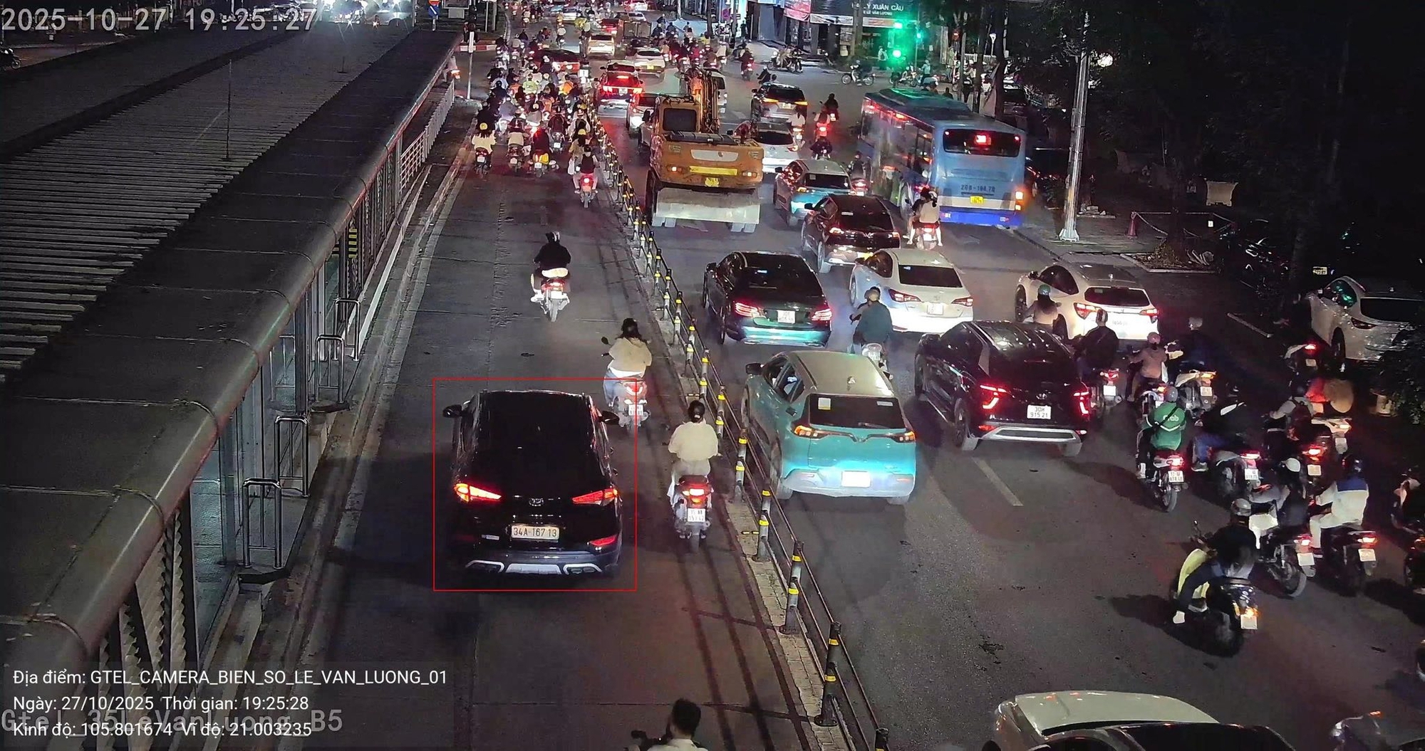 Trên đường Lê Văn Lương, camera AI cũng ghi nhận nhiều trường hợp phương tiện đi sai làn đường. Ảnh: Cục CSGT