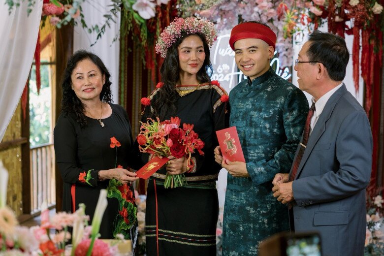 Vợ chồng HHen Niê mặc trang phục truyền thống, tổ chức lễ cưới ở Đắk Lắk.