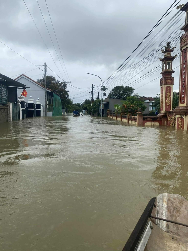 Nhiều khu vực của xã Nam Hải Lăng vẫn còn ngập sâu trong nước lũ.