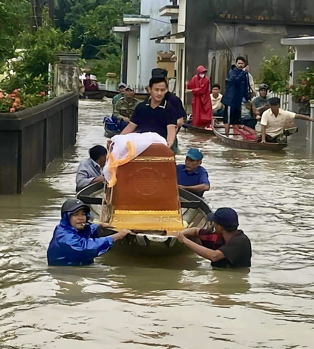 Người dân di dời quan tài cụ ông mất trong mưa lũ.