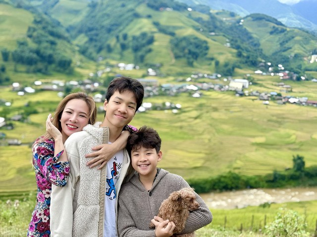 Nữ BTV và 2 con trai.