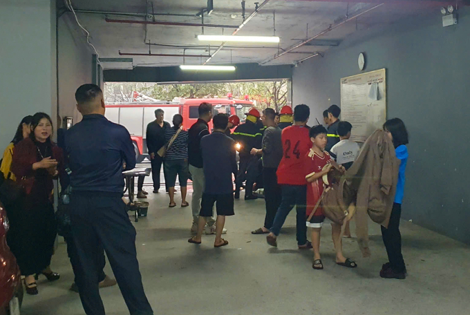 Cư dân di chuyển xuống sảnh khi xảy ra cháy. Ảnh: Hùng Lê