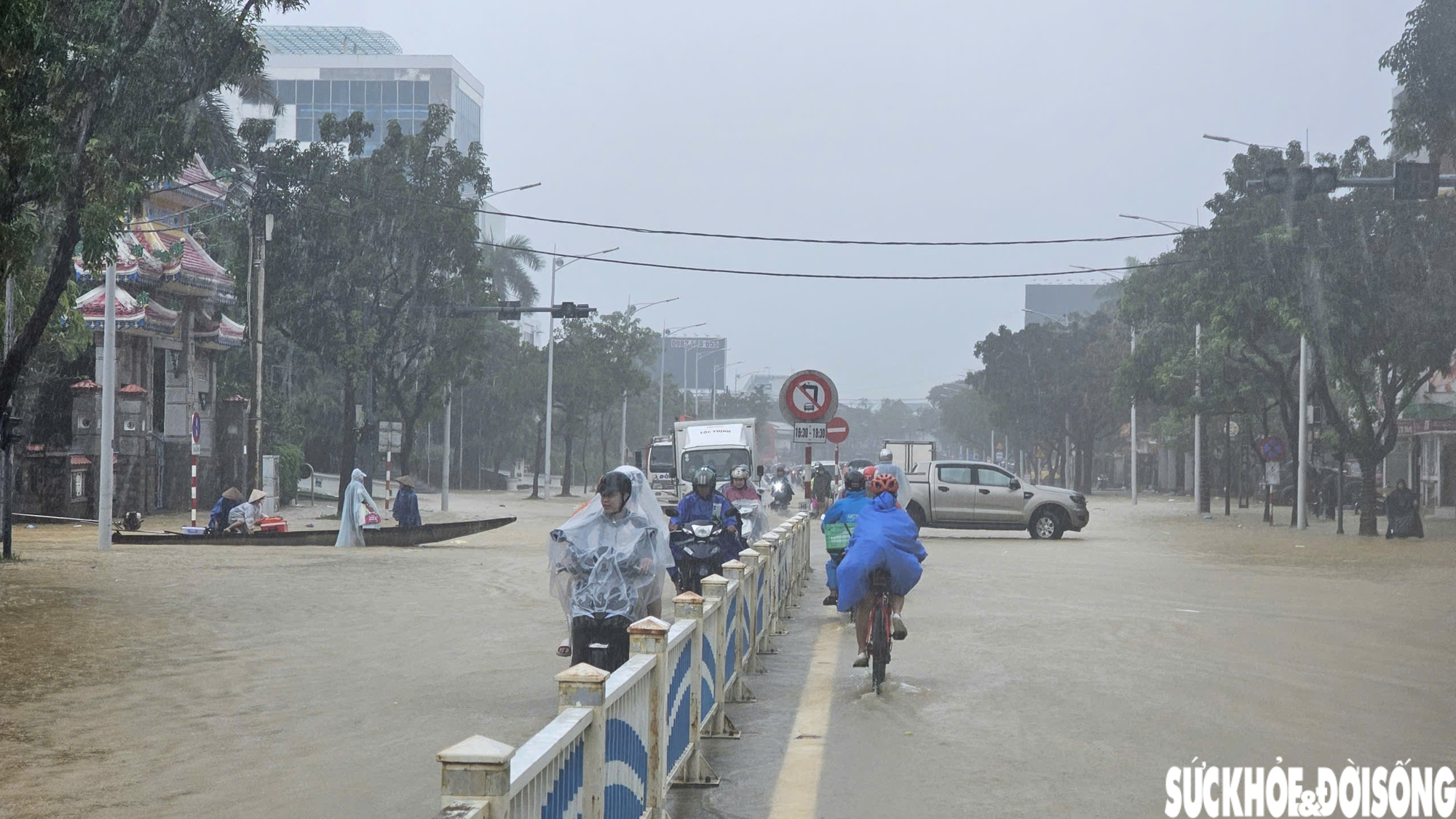11h ngày 30/10, nước lũ đang rút, dù vậy nhiều tuyến đường ở TP Huế vẫn ngập sâu, phương tiện di chuyển khó khăn, một số nơi nước còn cao hơn nửa bánh xe.