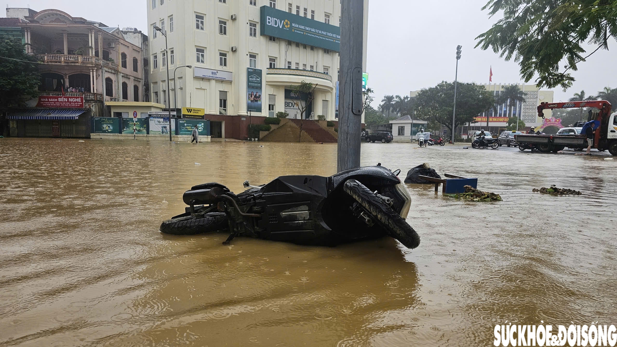 Anh Trần Công Định (trú phường Mỹ Thượng) cho biết, sáng 27/10, khi đi làm thấy nước lên nhanh, anh buộc phải gửi xe trên vỉa hè gần khu vực ngã 6 vì cho rằng nơi này khá cao. Giờ quay lại thì xe bị ngã, nước vẫn còn ngập. Chắc chắn sẽ hư hỏng nặng nhưng phải chờ nước rút hết mới đưa đi sửa được, anh Định nói.