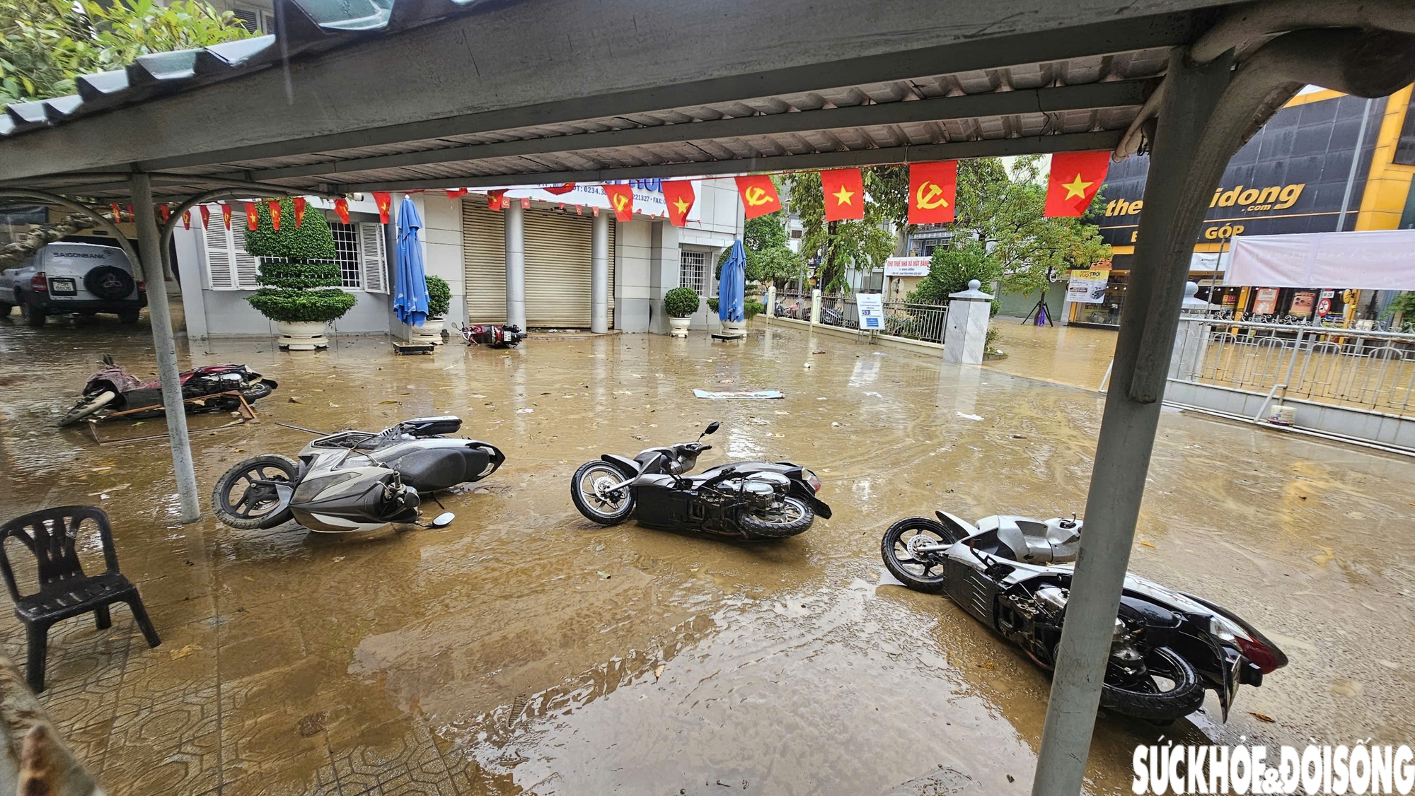 Xe máy ngã rạp, ngổn ngang sau khi lũ rút.