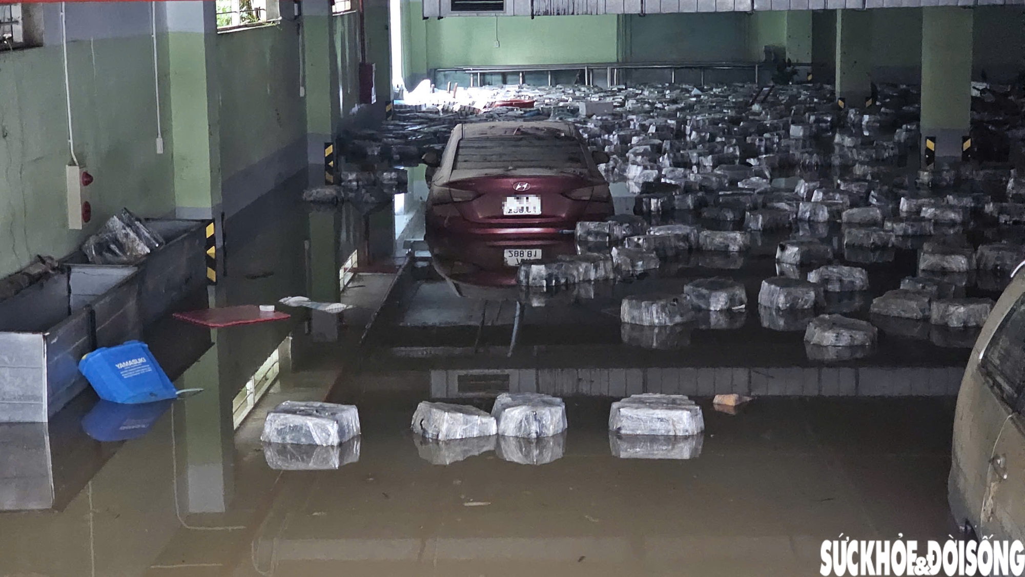 Trước đó, khi nước tạm rút, lực lượng Cảnh sát Phòng cháy chữa cháy và Cứu nạn cứu hộ đưa xe chuyên dụng đến hút nước ở khu vực hầm công viên, nhưng đến ngày 29/10, lũ dâng trở lại khiến khu vực này tiếp tục ngập sâu.