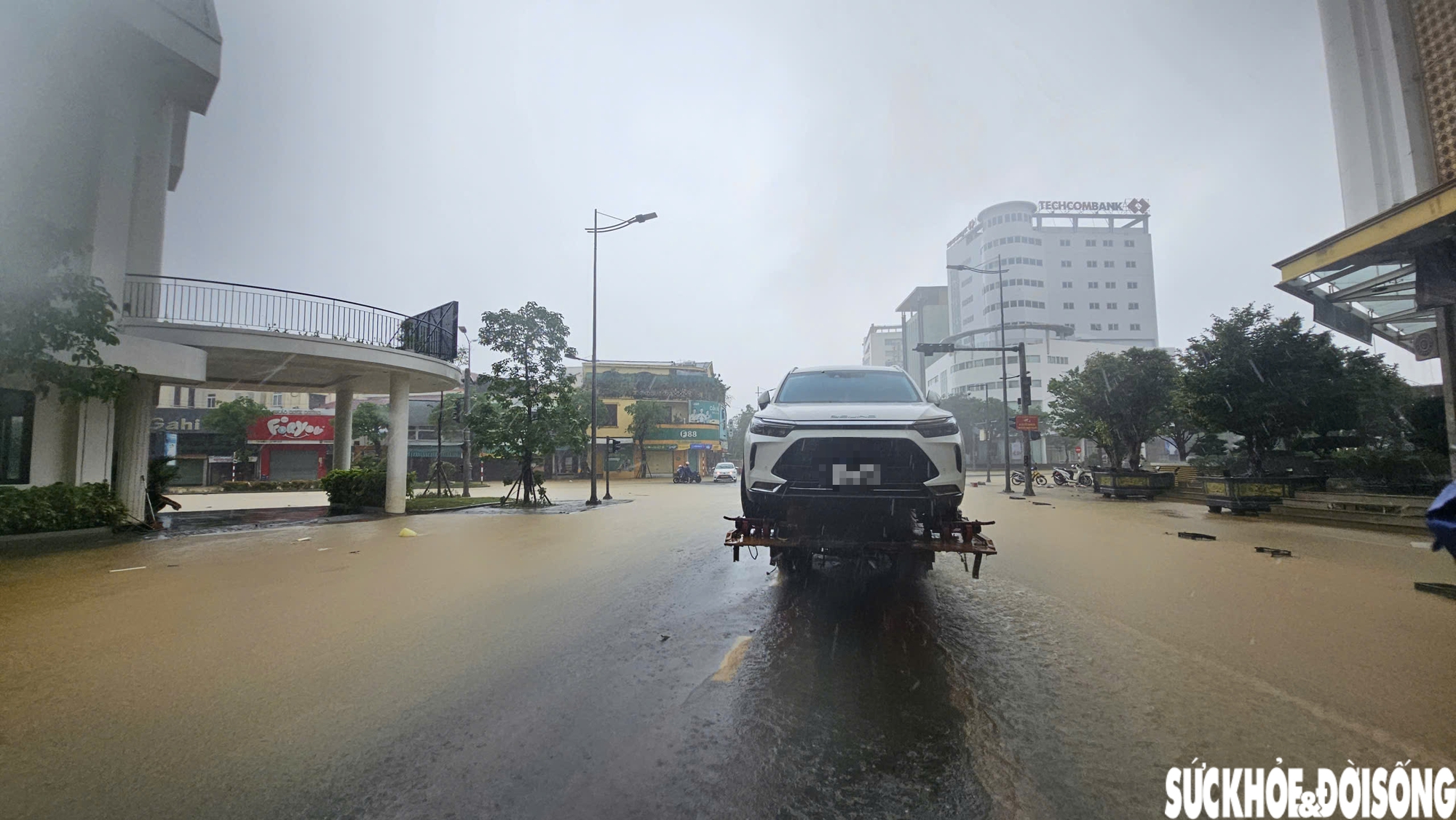 Hiện nhiều tuyến đường trung tâm vẫn trong tình trạng ngập nước, xe cứu hộ liên tục di chuyển để cẩu, đưa phương tiện ô tô ra khỏi vùng ngập.