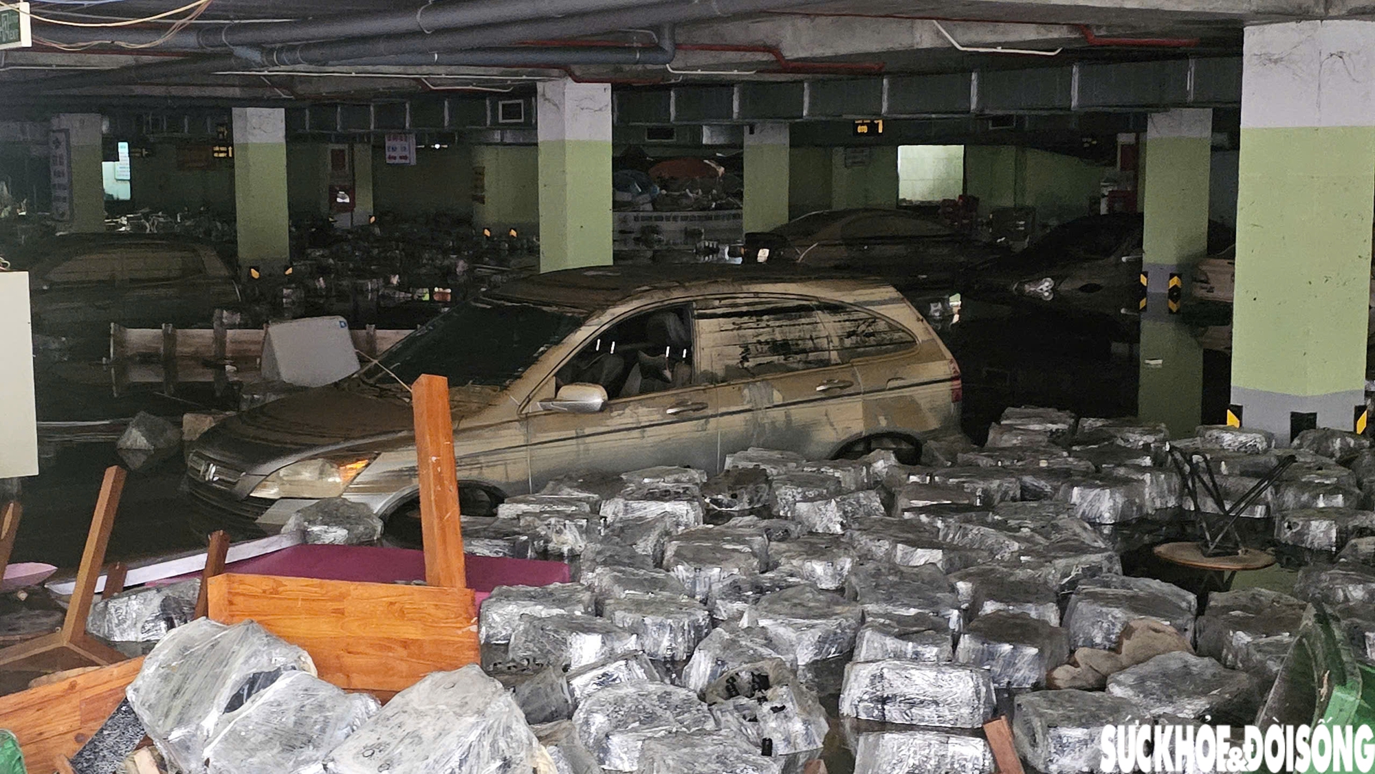 Hình ảnh hàng loạt ô tô bị bùn phủ dày đặc.