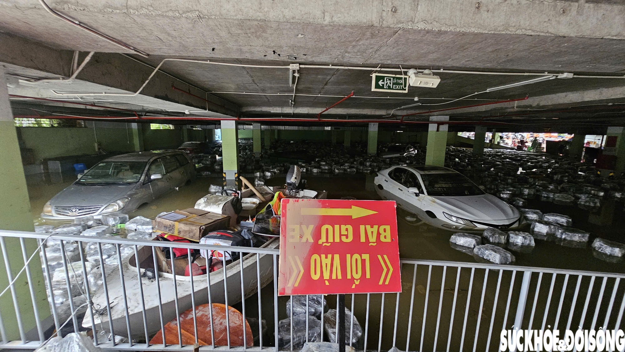 Tại hầm khu công viên Kim Đồng, hàng loạt ô tô ngập nửa thân, phủ đầy bùn đất, đồ đạc trong hầm ngổn ngang. Do nước chưa được hút cạn, cứu hộ vẫn chưa thể trục vớt phương tiện ra ngoài.