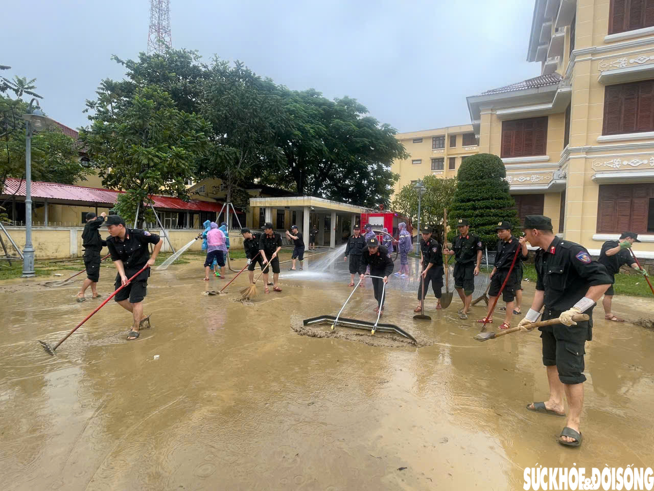 Trong sáng 30/10, sau khi nước rút dần, lực lượng chức năng và người dân chủ động quét dọn bùn đất, khắc phục hậu quả mưa lũ.