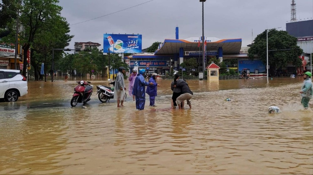 Hình ảnh người mẹ sinh con giữa dòng nước lũ ở Huế lan truyền trên mạng xã hội. Ảnh: H.THẮNG