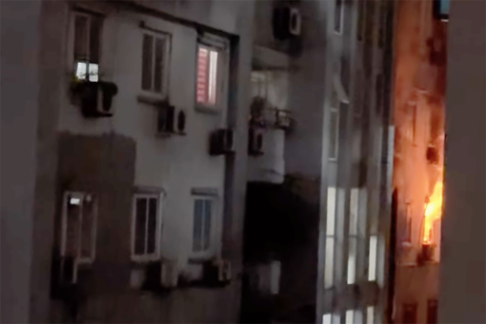 Lửa đỏ rực tại cửa sổ của một căn hộ trên tầng 4 chung cư. Ảnh: T.P