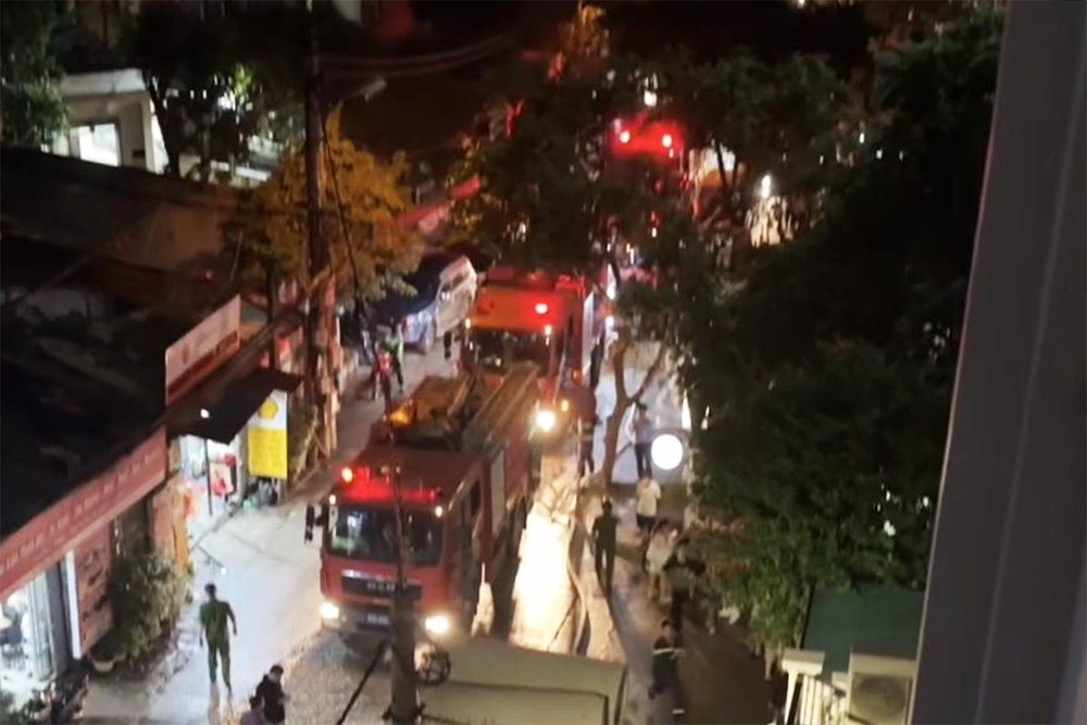 Cảnh sát PCCCamp;CNCH được điều động đến hiện trường dập lửa. Ảnh: T.P