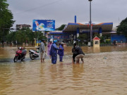 Bà bầu - Một sản phụ sinh con giữa dòng nước lũ ở Huế