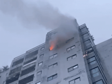 Cháy tại chung cư 15 tầng ở Hà Tĩnh, nhiều người tháo chạy