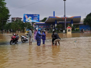 Một sản phụ sinh con giữa dòng nước lũ ở Huế