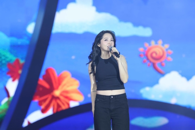 Trang phục bị chê của Bảo Anh.