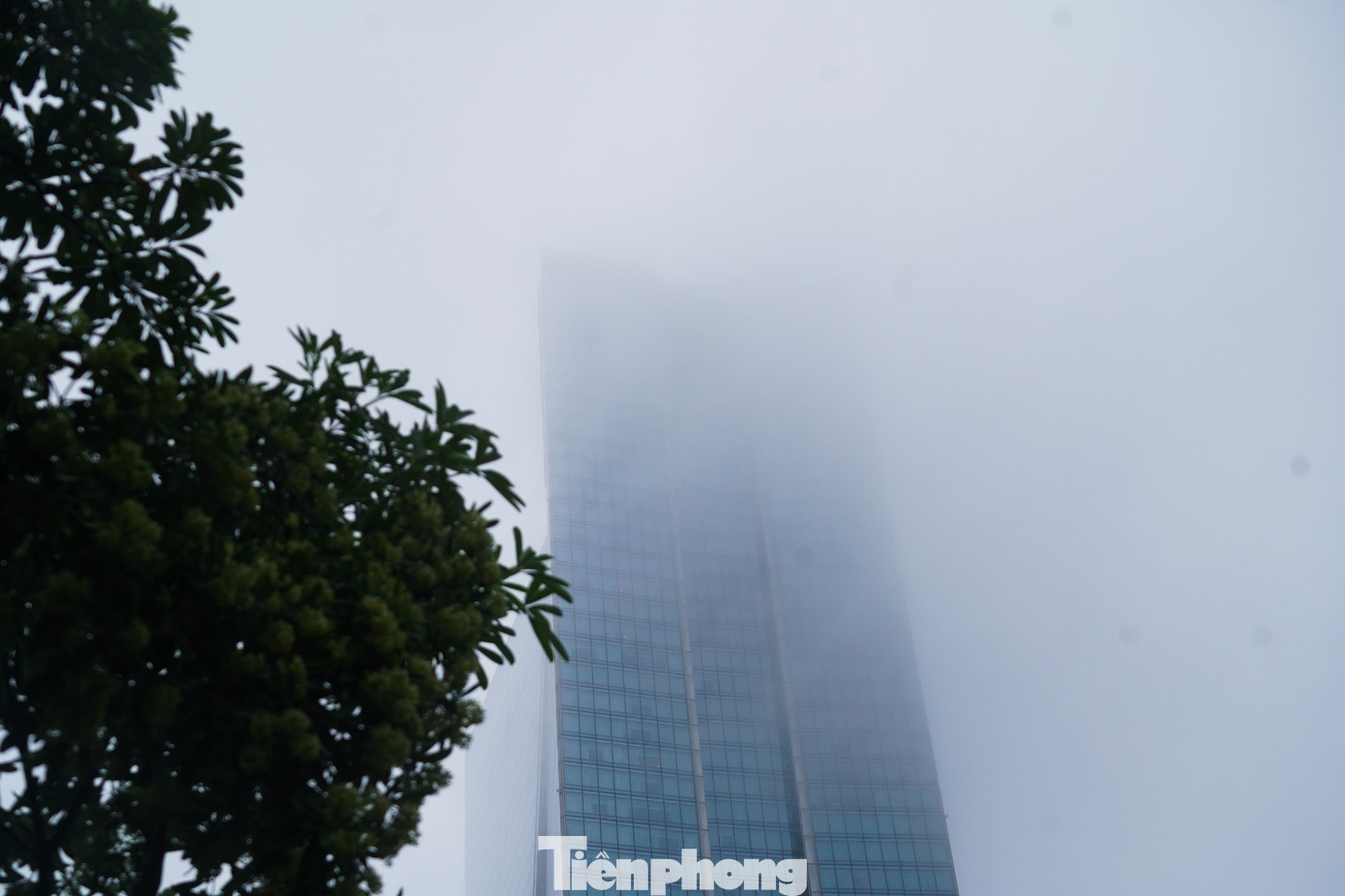 Sương mù và mưa phùn lất phất khiến không khí trở nên ẩm lạnh, đặc trưng của những ngày giao mùa.