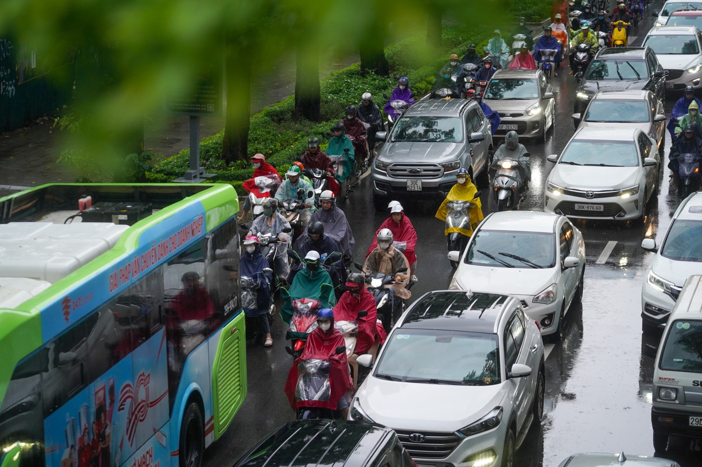 Mưa lất phất trong tiết trời se lạnh khiến các tuyến phố như Cầu Giấy, Kim Mã, Nguyễn Chí Thanh, Khuất Duy Tiến… ùn tắc kéo dài, giao thông Hà Nội hỗn tạp từ sáng sớm đến gần trưa.