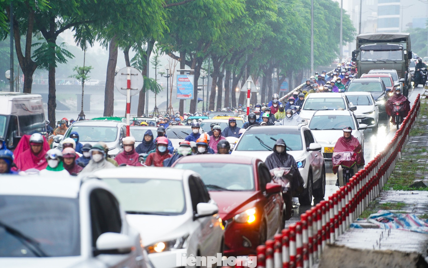 Trên tuyến Vành đai 2.5, dòng phương tiện nối đuôi nhau hướng về đường Láng.