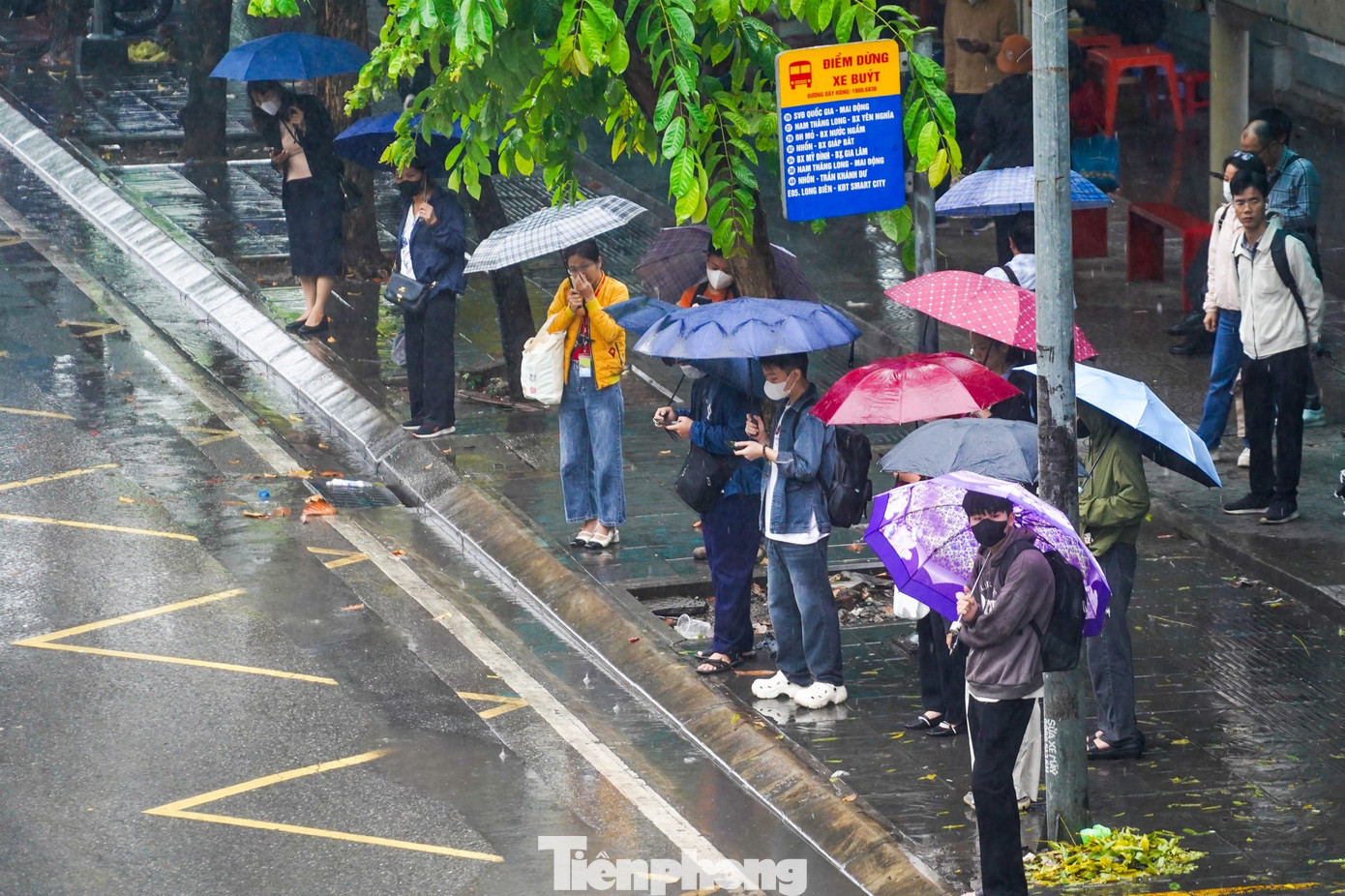 Mưa và ùn tắc khiến người dân phải chờ xe buýt đi làm, đi học lâu hơn mỗi sáng.