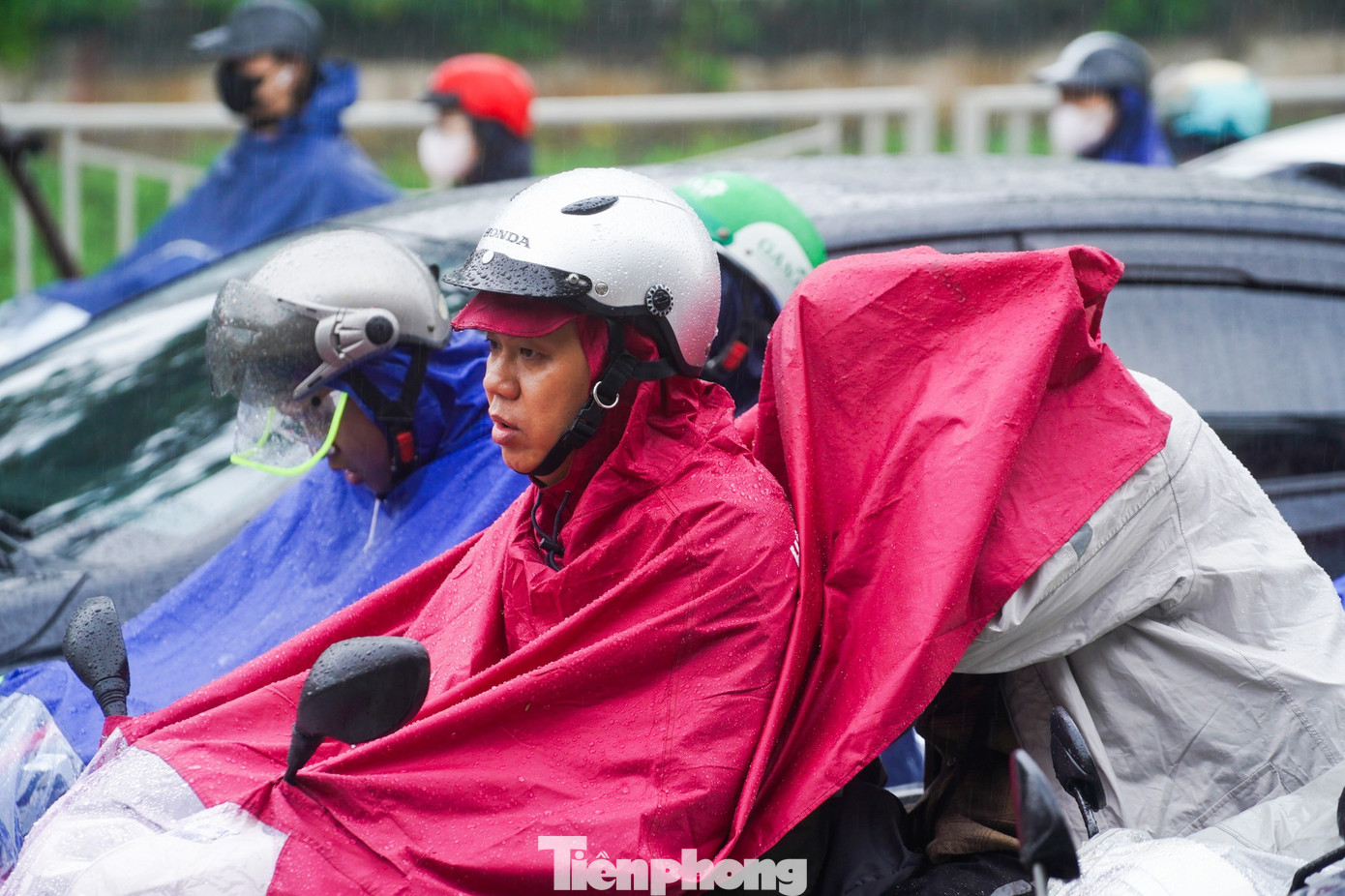 Mưa không lớn, song cũng đủ làm người đi đường ướt sũng nếu che chắn sơ sài.