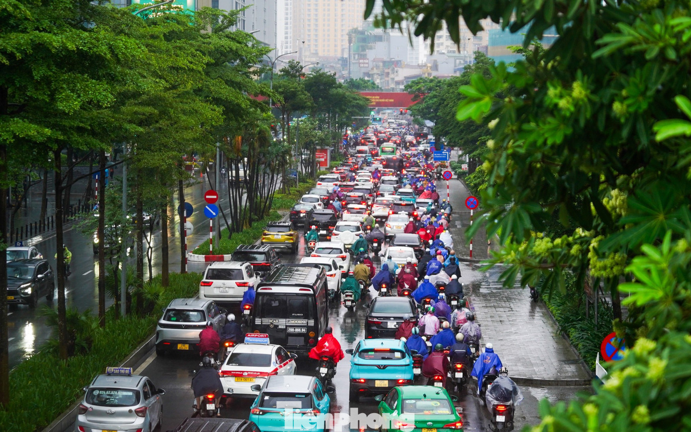 Đường Đào Tấn ùn dài hàng km hướng về Kim Mã.