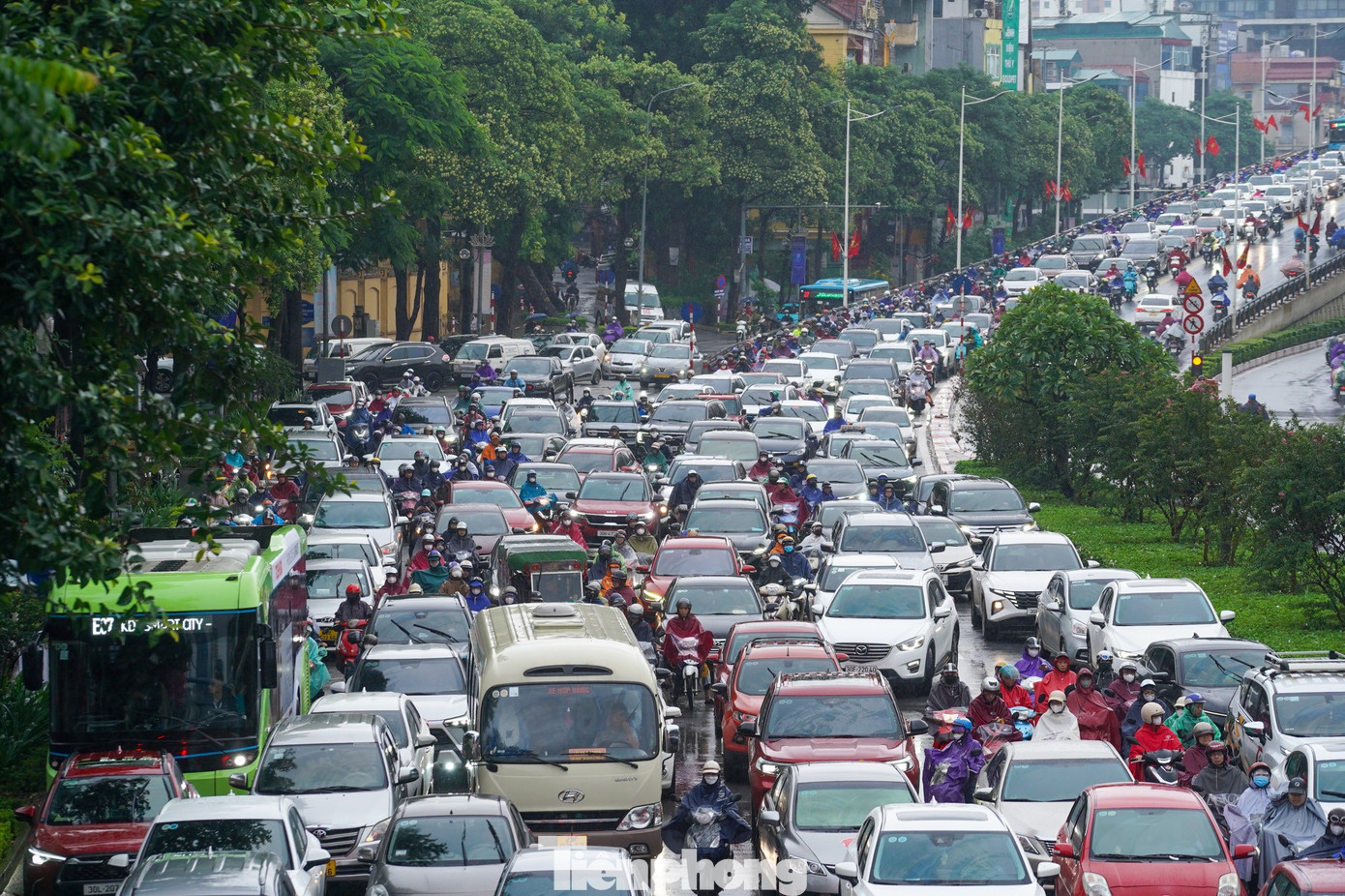 Cầu vượt Nguyễn Chí Thanh lúc gần 9 giờ sáng nay (31/10).