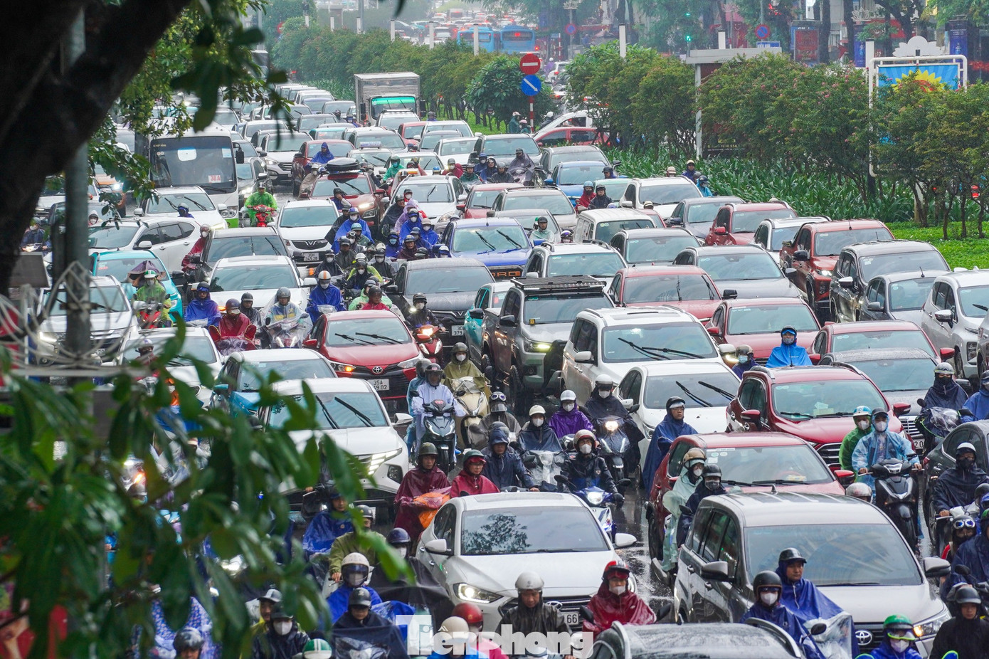 Mưa phùn và sương mù bao phủ, nhiều tuyến phố Hà Nội ùn tắc từ sáng đến trưa - 14