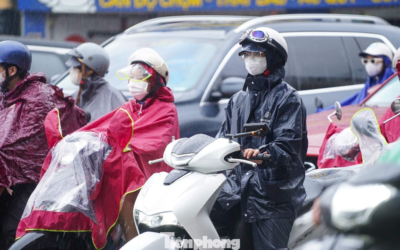 Thời tiết mưa phùn này thật khó chịu, vừa tắc đường vừa lạnh, chị Thanh Huyền (Thanh Xuân, Hà Nội) chia sẻ.