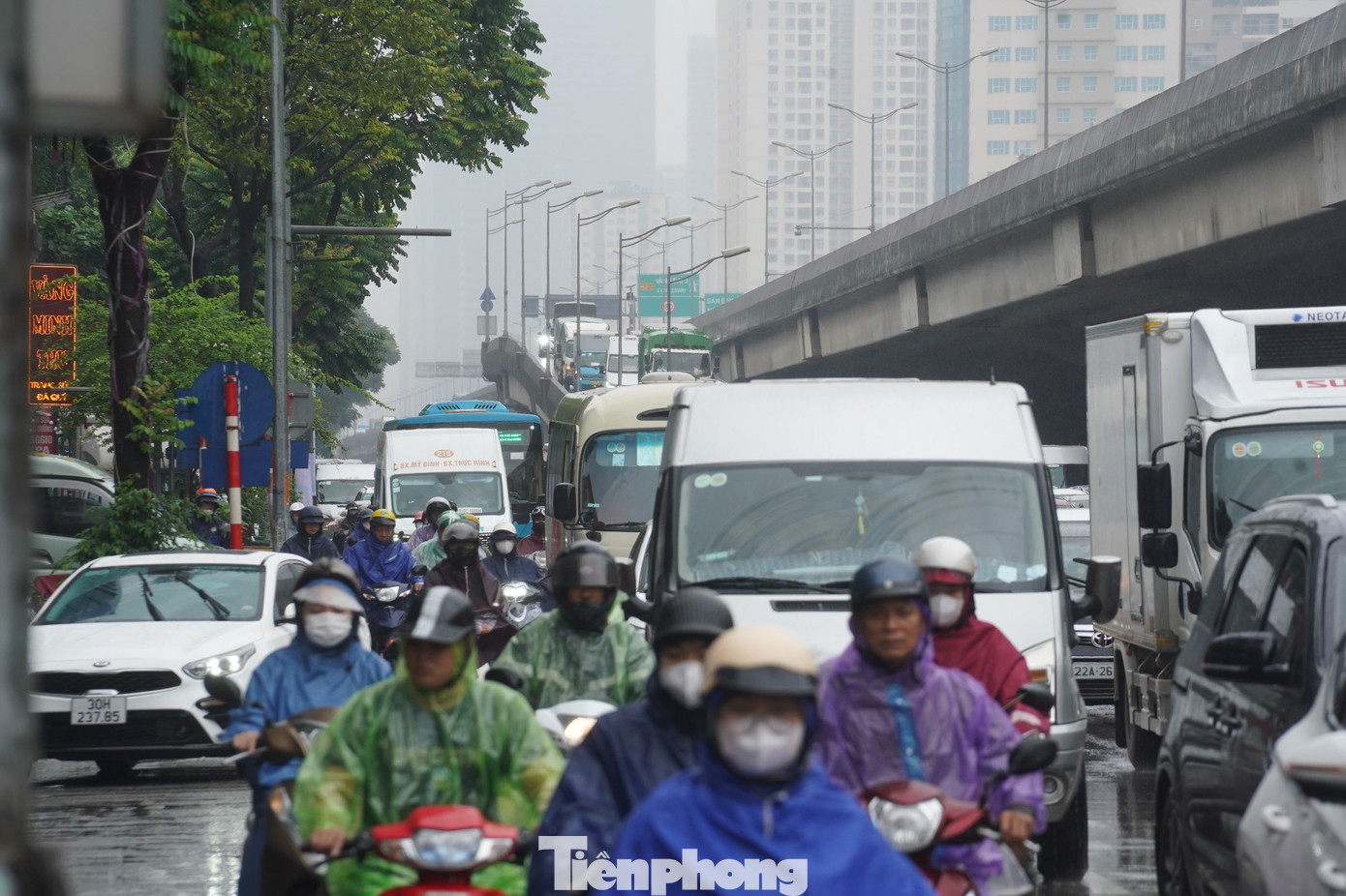 Đến gần 10h, khu vực đường Khuất Duy Tiến vẫn tắc cứng. Vành đai 3 trên cao cũng ùn dài.
