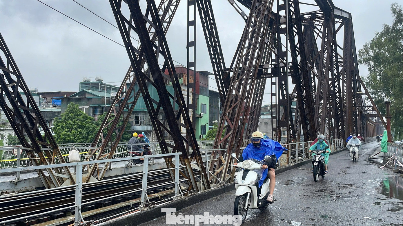 Dự báo khoảng đêm 31/10, không khí lạnh bắt đầu ảnh hưởng đến miền Bắc nước ta khiến trời chuyển mưa nhiều ngày. Từ đêm 1/11, trời bắt đầu chuyển lạnh với nhiệt độ thấp nhất 19-22 độ, vùng núi dưới 17 độ.