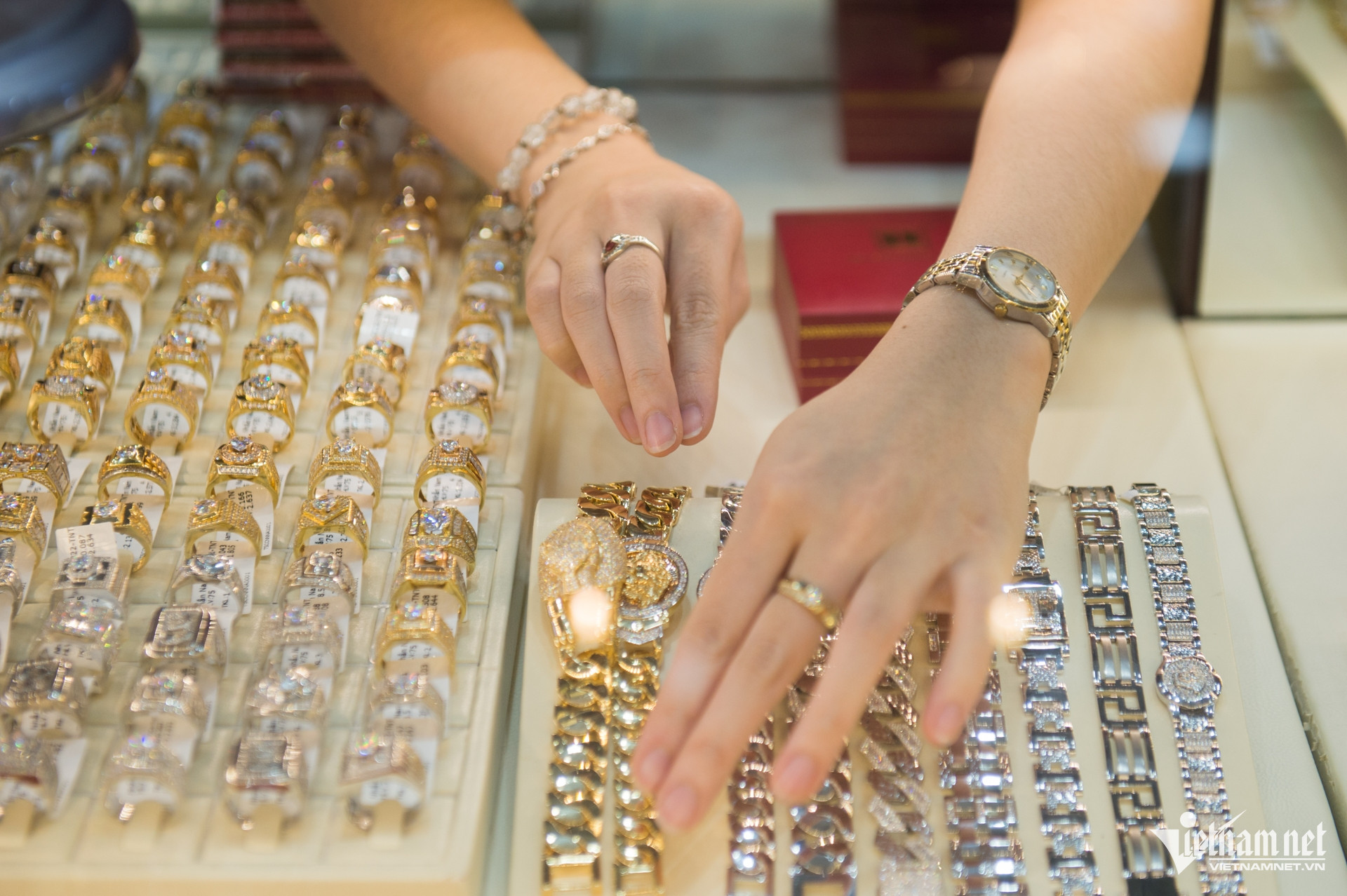 Chuyên gia nhận định, giá vàng cuối năm thường giảm nhẹ nhưng không sâu. 