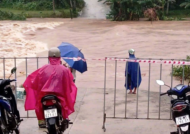 Mực nước lũ trên nhiều sông ở Quảng Ngãi đang dâng cao