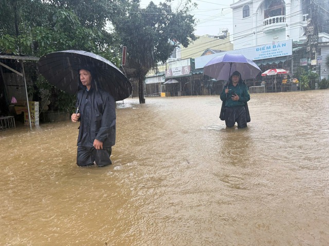 Chợ phiên xã Phước Giang (Hành Dũng cũ) bị ngập trong sáng 1-11
