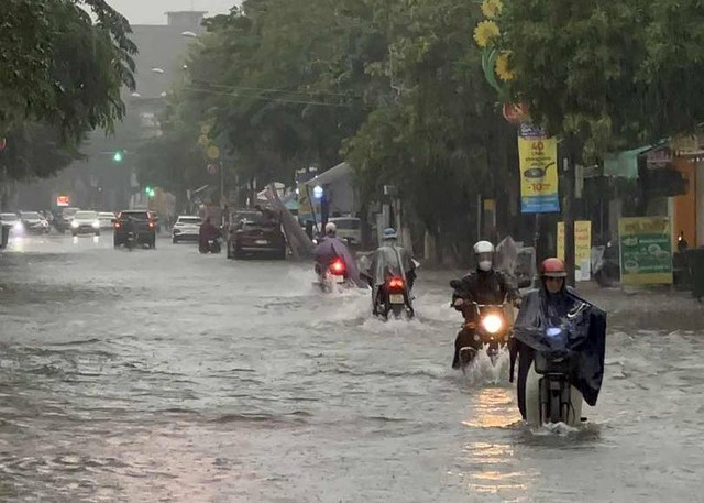 Từ rạng sáng 1-11, khu vực tỉnh Quảng Ngãi có mưa lớn khiến trung tâm TP Quảng Ngãi bị ngập nặng