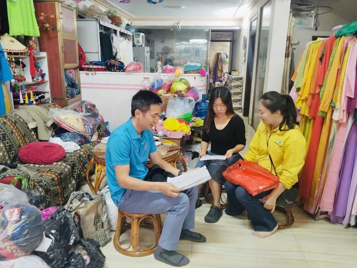 Tư vấn cho người dân về chính sách BHXH, BHYT. Ảnh: BHXH tỉnh Quảng Ninh