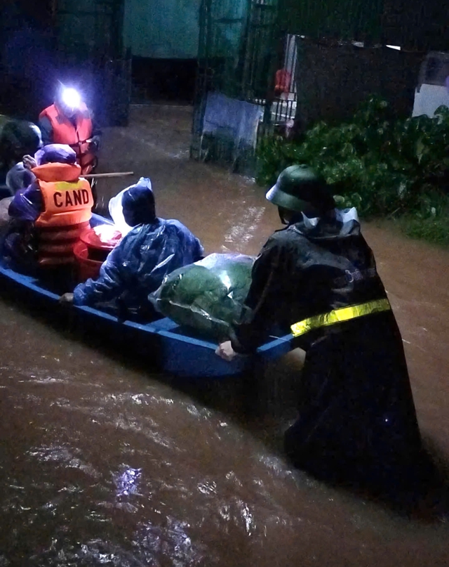 Sáng 1-11, tin từ UBND xã Cẩm Duệ, tỉnh Hà Tĩnh, nước lũ đang dâng nhanh, toàn xã có 19/26 thôn bị cô lập, nơi ngập sâu nhất gần 2 m. Trong ảnh lực lượng chức năng xuyên đêm di dời dân đến nơi an toàn. Ảnh: Công an Hà Tĩnh.