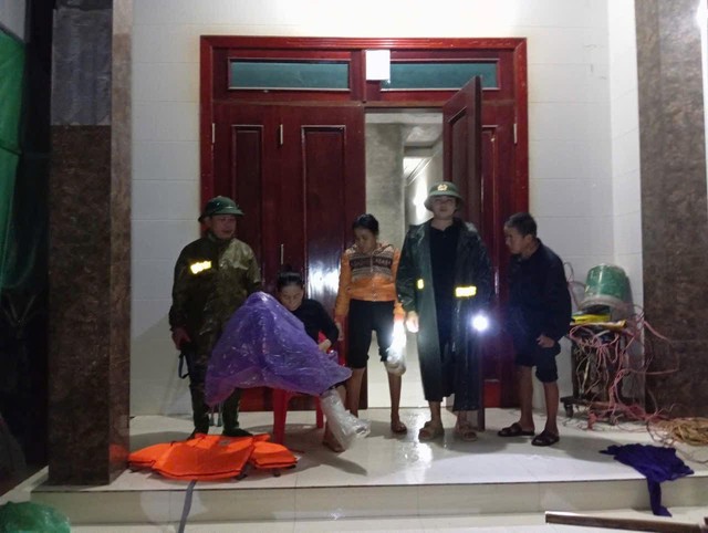 Đến 9 giờ, toàn xã Cẩm Duệ có hơn 2.900 hộ bị ngập lụt. Chính quyền địa phương đã huy động lực lượng chức năng sơ tán 780 hộ với hơn 1.400 người đến nơi an toàn.