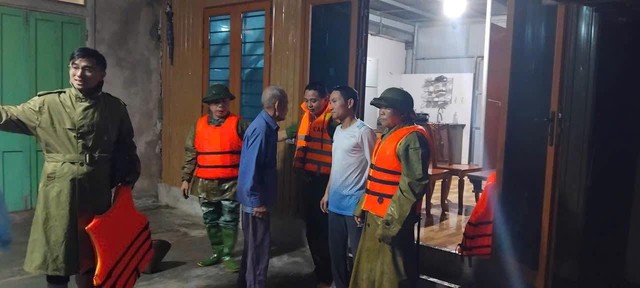 “Ngay khi nước lũ bắt đầu dâng nhanh, chính quyền địa phương xuyên đêm sơ tán khẩn cấp người dân ra khỏi vùng nguy hiểm. Theo dự báo, ngày hôm nay, hồ Kẻ Gỗ tiếp tục tăng lưu lượng xả lên 550 m³/giây, nếu tình hình như vậy thì chắc chắn nước lũ sẽ tiếp tục dâng cao” - một lãnh đạo xã Cẩm Duệ thông tin.