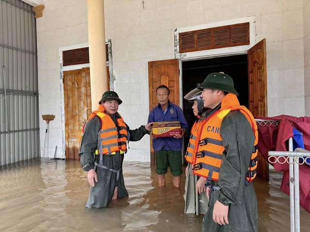 Trước đó, xuyên đêm 31-10, lực lượng tại chỗ đã hỗ trợ sơ tán 226 hộ với 458 người tại các thôn Mỹ Sơn, Mỹ Trung, Quốc Tuấn, Chu Trinh, Ái Quốc, Trung Thành, Phú Thượng, Trần Phú, Phương Trứ, Quốc Tiến, Thống, Na Trung.