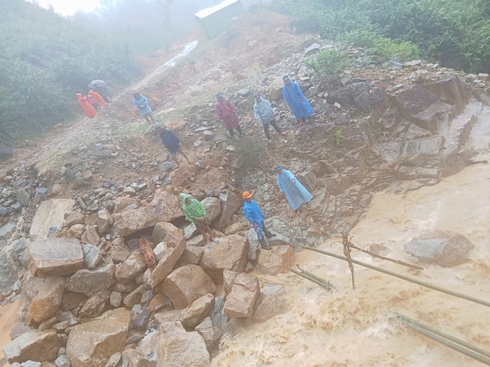 Hồi hộp cảnh nữ giáo viên mang thai sắp sinh ở Đà Nẵng vượt lũ dữ đến cơ sở y tế - 3