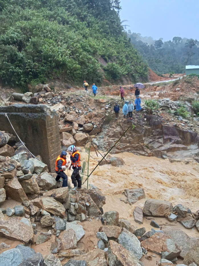 Hồi hộp cảnh nữ giáo viên mang thai sắp sinh ở Đà Nẵng vượt lũ dữ đến cơ sở y tế - 5