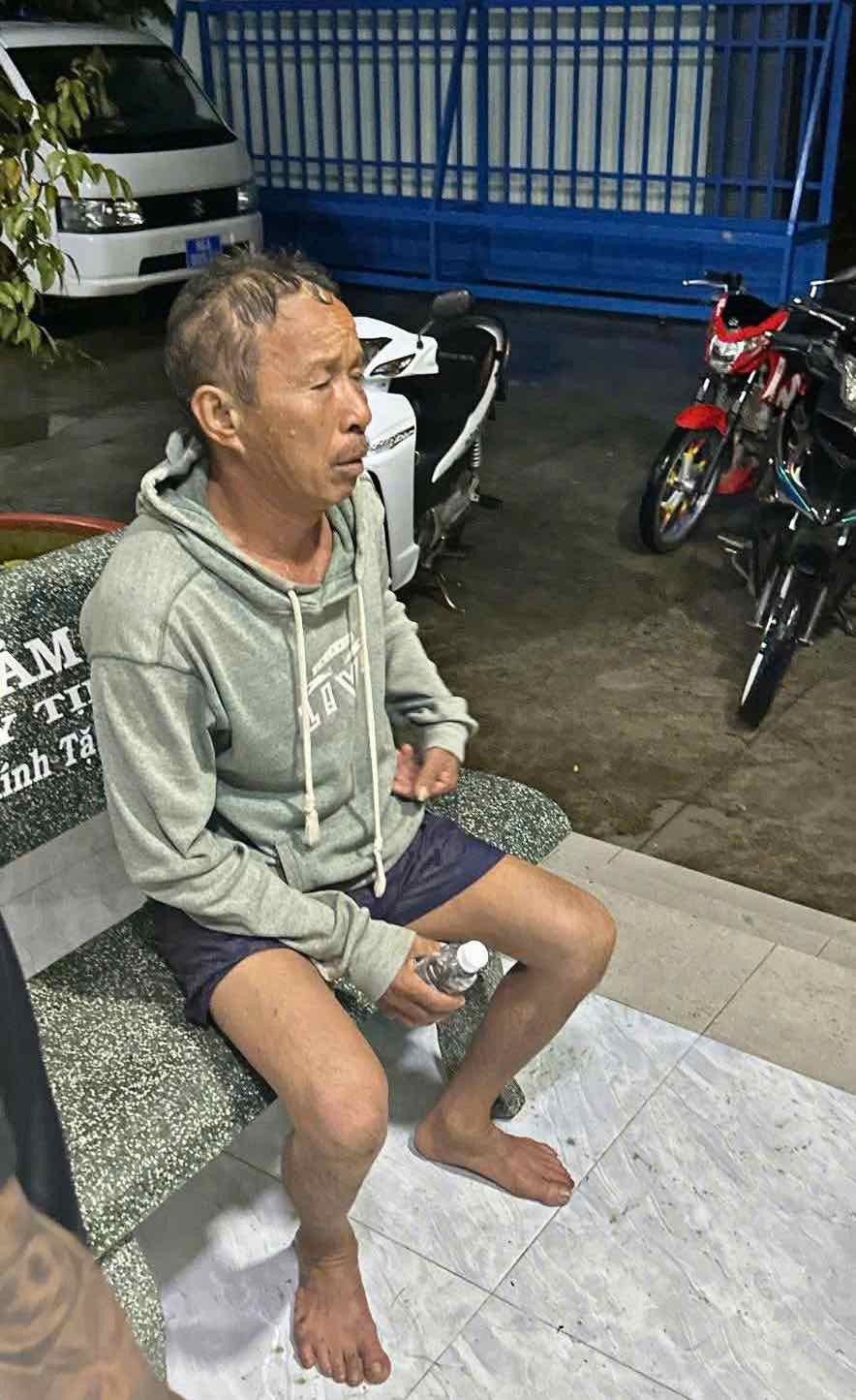 Ông Tèo, một trong 2 người dân được cứu sống khỏi dòng nước cuồn cuộn từ trên núi đổ về rạng sáng 2-11. Ảnh: CTV