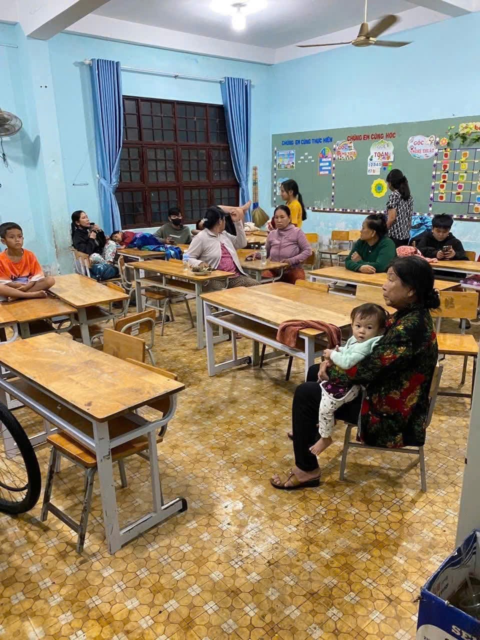 Người dân thôn 2 bị ngập nặng do lũ đổ về bất ngờ trong đêm được hỗ trợ di chuyển tới trường học tránh trú