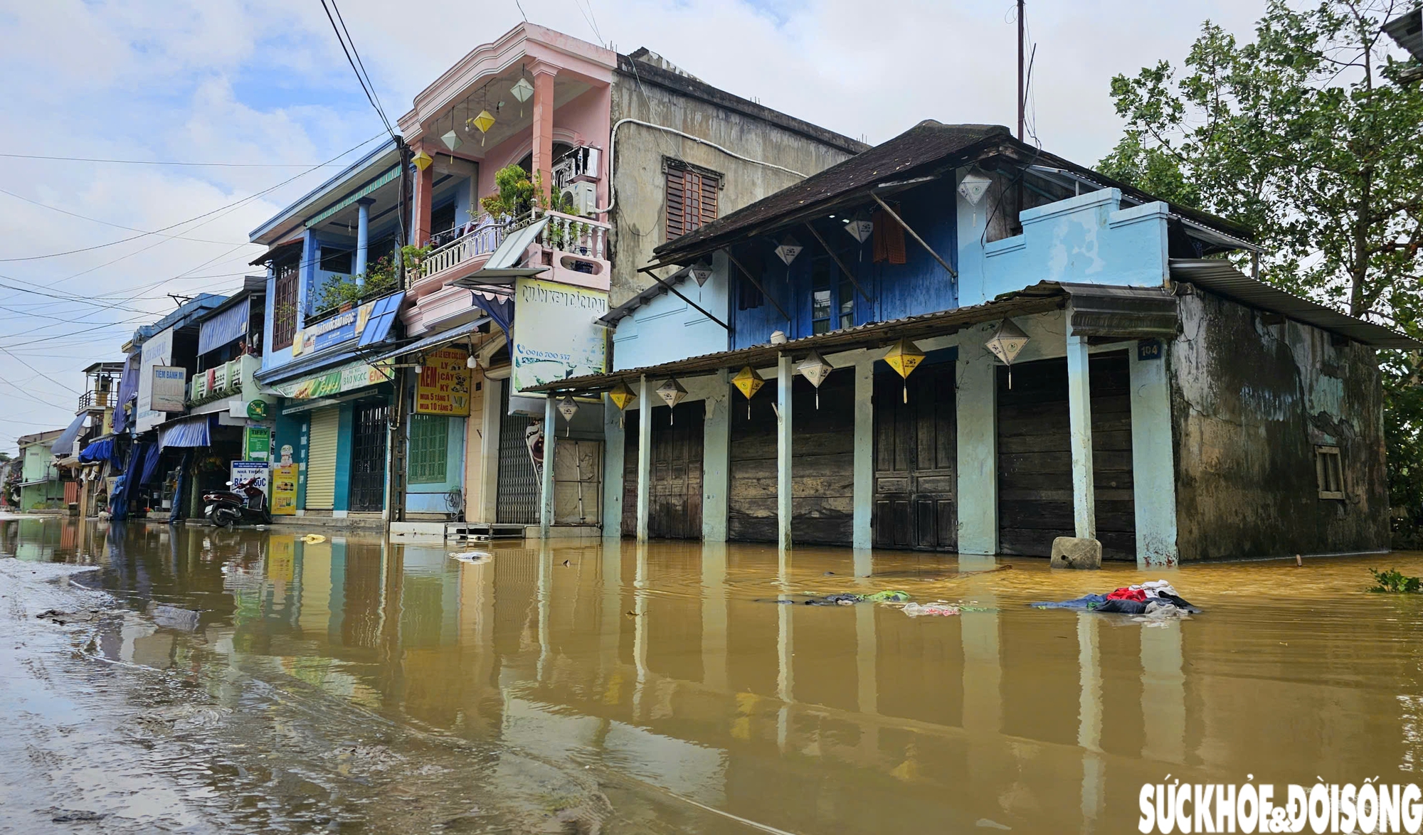 Lũ lên nhanh, nước tràn vào từng ngôi nhà khiến đời sống người dân đảo lộn. Khi nước rút đi nhiều, phố cổ Bao Vinh vẫn chìm trong khung cảnh ngổn ngang khi bùn đất phủ kín mặt đường.